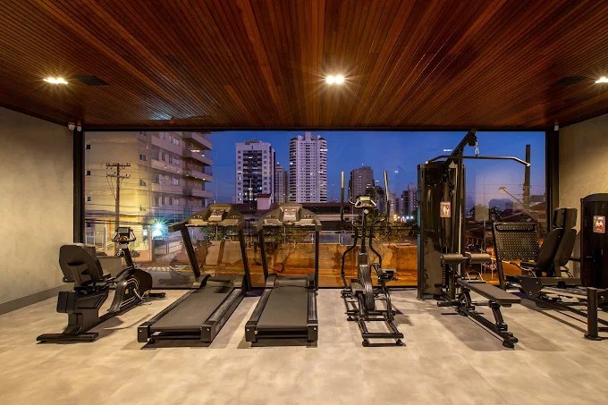 Espaço com esteiras e equipamentos terapêuticos