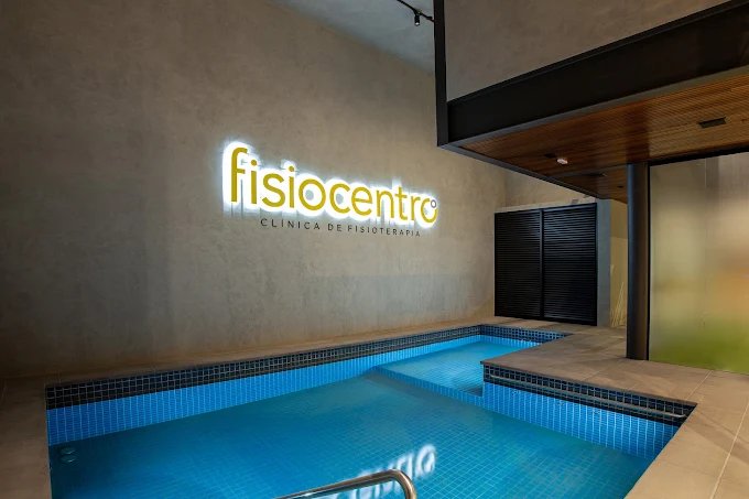 Piscina preparada para atendimentos de hidroterapia